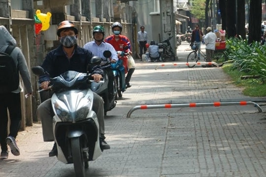 Cố tình đi xe trên vỉa hè bị xử phạt thế nào?
