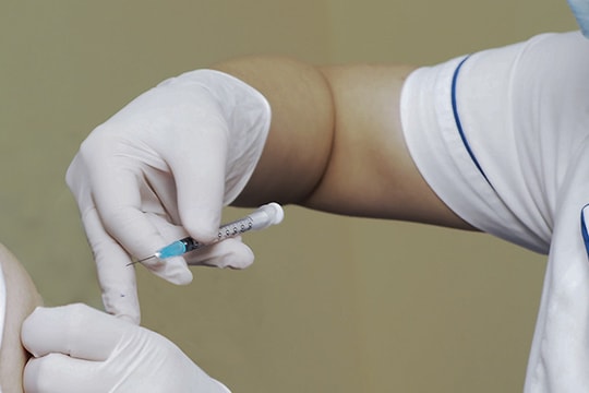 Tiêm 3 mũi vaccine Covid-19 AstraZeneca, có nguy cơ bị cục máu đông không?