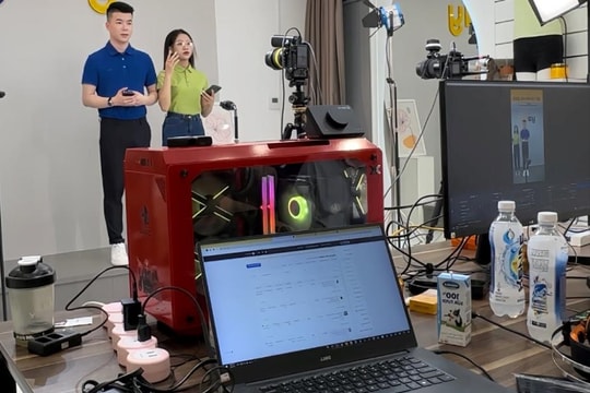 Nghề làm mẫu livestream thu hút giới trẻ