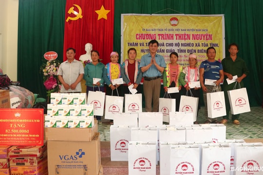Nam Sách tặng quà các hộ nghèo ở Điện Biên