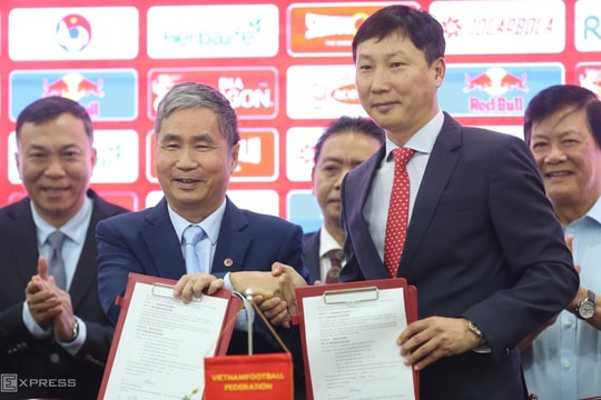 Huấn luyện viên tuyển Việt Nam Kim Sang-sik nhậm chức