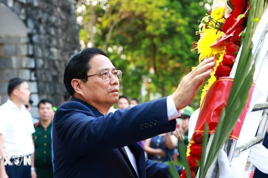 Thủ tướng dâng hương tưởng niệm các anh hùng, liệt sĩ tại Điện Biên Phủ