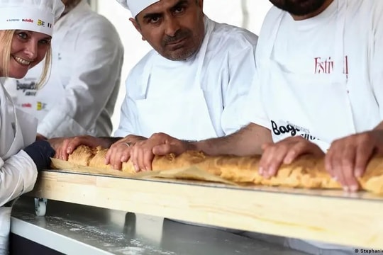 Kỷ lục Guinness mới về chiếc bánh mỳ baguette dài nhất thế giới