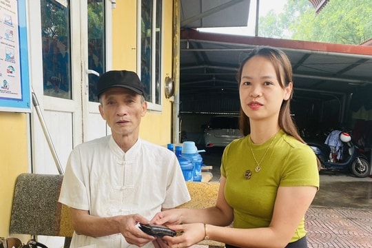 Cô giáo Trường Mầm non Hồng Lạc (Thanh Hà) trả lại tiền cho người đánh rơi
