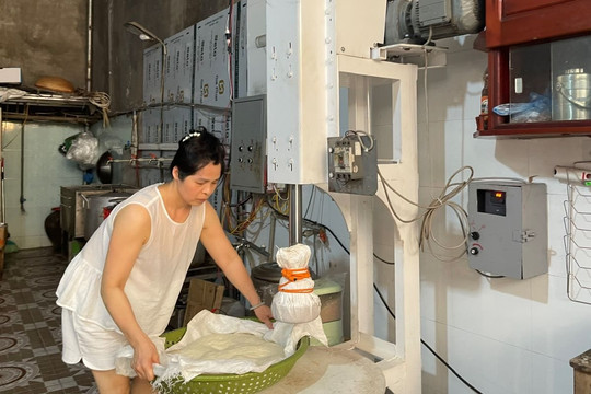 Anh Hát (Hải Dương) sáng chế máy làm bánh giầy
