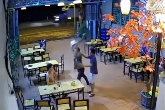 Đang ngồi uống nước, một người ở Văn An (Chí Linh) bị đánh trọng thương