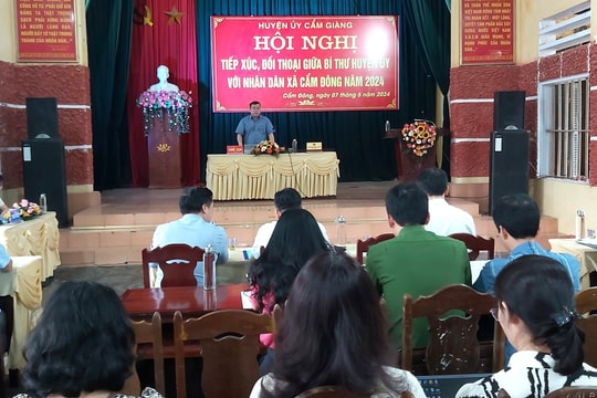 Bí thư Huyện ủy Cẩm Giàng Ngô Quang Giáp tiếp xúc, đối thoại với người dân xã Cẩm Đông