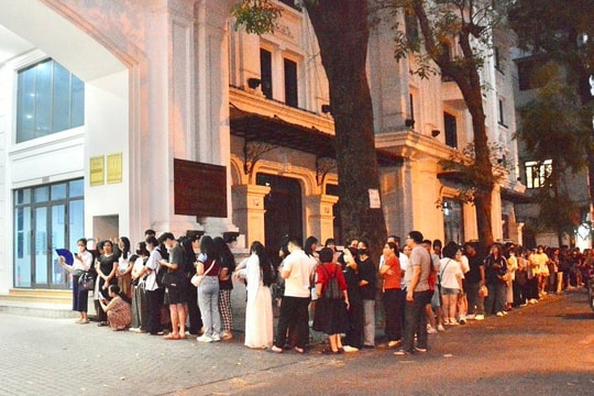 Đông nghịt người đi xem phim về Điện Biên Phủ