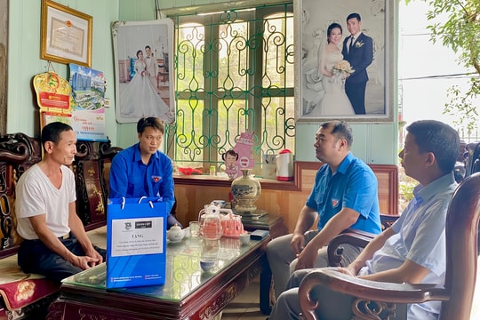 Tỉnh đoàn Hải Dương phối hợp tặng quà thân nhân chiến sĩ công tác tại biển đảo và cựu chiến sĩ Điện Biên