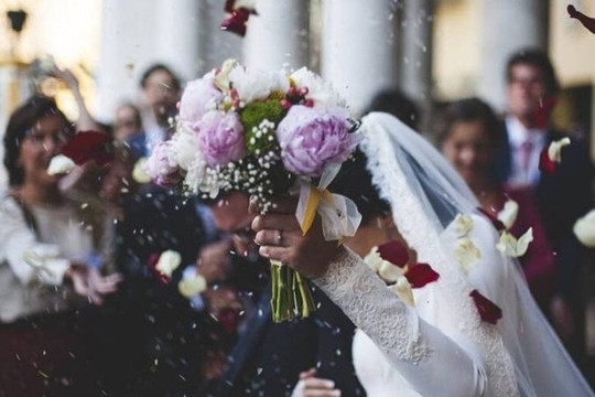 Sàm sỡ cô dâu, phù rể bị đánh roi và phạt tù 7 năm
