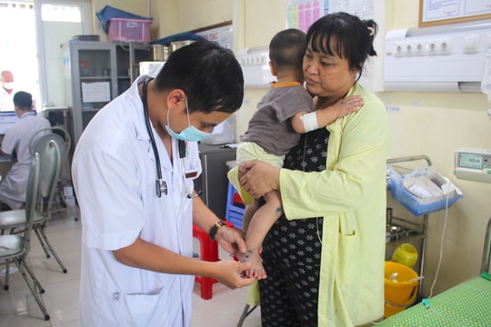 Nhiều trẻ mắc tay - chân - miệng ở Hải Dương không đáp ứng thuốc hạ sốt
