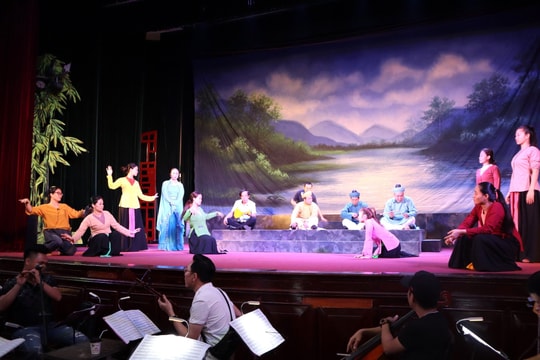 Những nhạc công ẩn mình sau sân khấu chèo