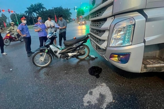 Xe máy va chạm ô tô tải, người phụ nữ 63 tuổi không qua khỏi