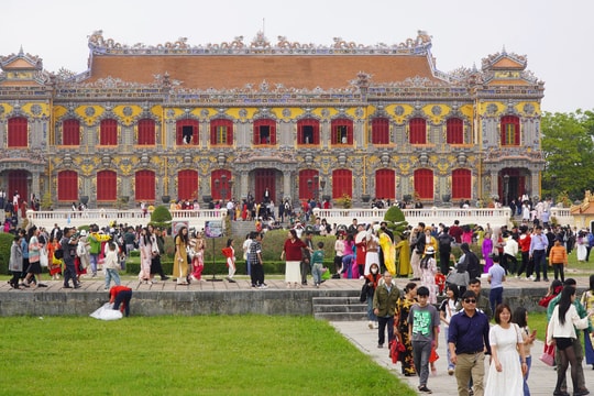 Lần đầu khai mạc Festival Huế tại điện Kiến Trung