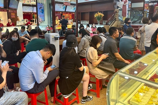 Đổ xô đi mua vàng khi giá lập đỉnh