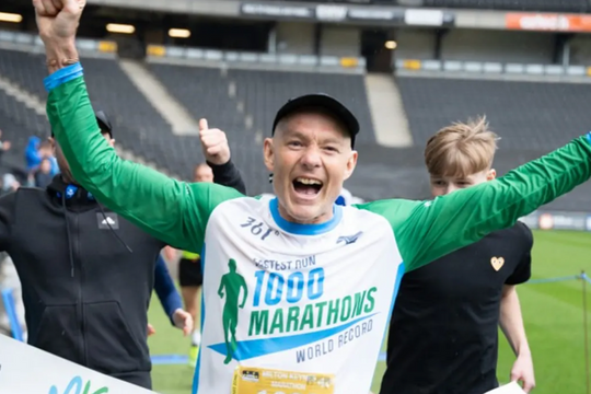 Nạn nhân bạo lực học đường thành kỷ lục gia chạy 1.000 chặng marathon