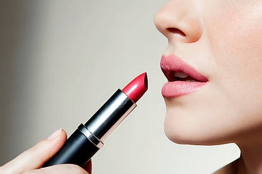 Làm cách nào để giữ cho son môi lâu trôi sau khi ăn uống?