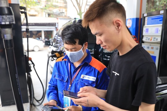 Giảm hơn 1.400 đồng/lít, giá xăng RON95-III lùi về ngưỡng 23.544 đồng