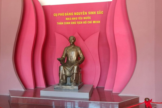 Viếng mộ cụ Phó bảng Nguyễn Sinh Sắc