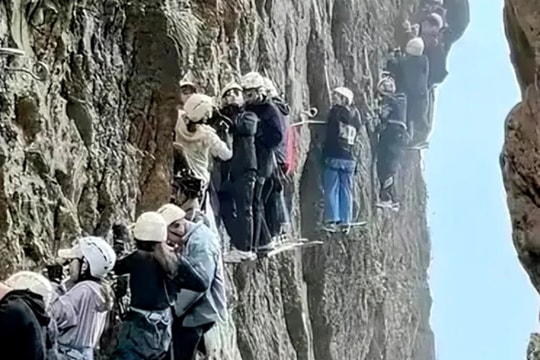 Đoàn khách du lịch Trung Quốc bị mắc kẹt nhiều giờ trên vách núi dựng đứng