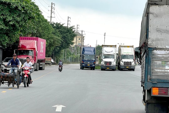 Ô tô đỗ lộn xộn trên đường gom quốc lộ 5 qua TP Hải Dương