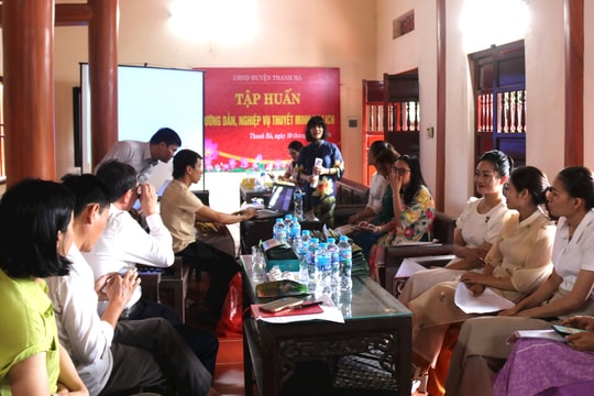 Thanh Hà hướng dẫn cộng tác viên du lịch quảng bá sản phẩm vải thiều đến du khách