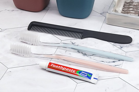 Bôi một ít kem đánh răng lên lược có tác dụng gì?
