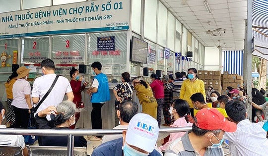 Đi khám bảo hiểm y tế nhưng tốn tiền triệu mua thuốc