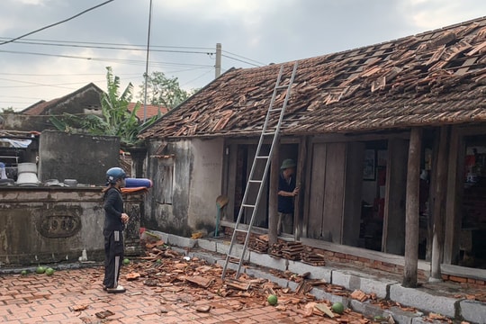 Vòi rồng xuất hiện 3 phút, hàng loạt ngôi nhà ở Quảng Ninh bị tốc mái