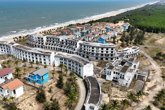 Khu nghỉ dưỡng triệu đô nằm hoang tàn bên vịnh đẹp nhất thế giới