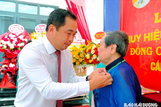 Bí thư Tỉnh ủy Hải Dương Trần Đức Thắng trao Huy hiệu 80 năm tuổi Đảng cho đồng chí Đỗ Thị Minh Hảo
