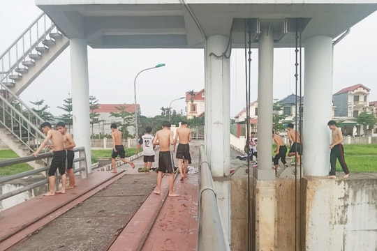Một số học sinh ở Tứ Kỳ tắm tại công trình tiêu thoát lũ