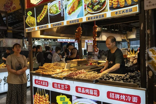 Giới trẻ săn bữa ăn của người nghèo