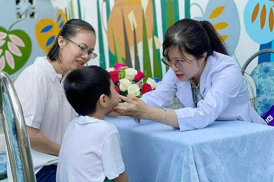 Nỗi khổ nuôi con béo gầy theo "chuẩn hàng xóm"