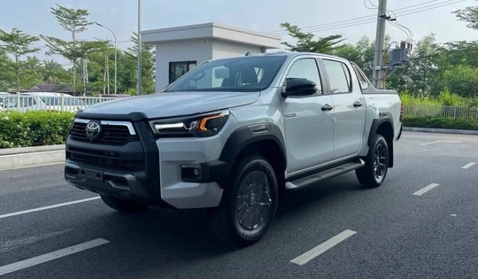 Toyota Hilux 2024 chính thức ra mắt: Giá cao nhất 999 triệu đồng, đối đầu Ford Ranger