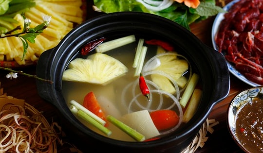 Lẩu bò nhúng giấm và tả pí lù của Việt Nam lọt top 5 món lẩu ngon nhất thế giới