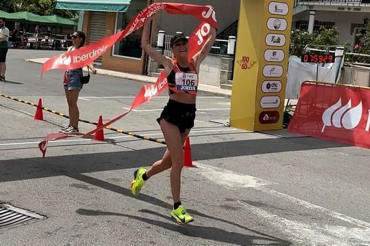 Bà mẹ 8 con vô địch giải chạy 100km