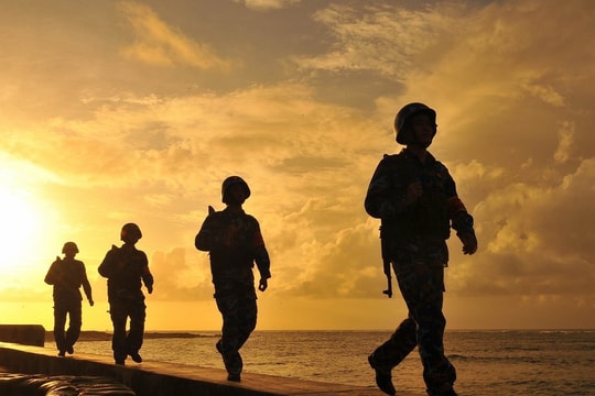 Naval forces resolutely defend sovereignty of sacred seas and islands