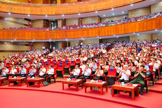 Sáng 15/5, các đồng chí lãnh đạo tỉnh Hải Dương tiếp xúc, đối thoại với người lao động ngành y tế