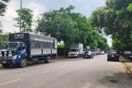 Xe tải đỗ hàng dài ở khu đô thị Hà Hải