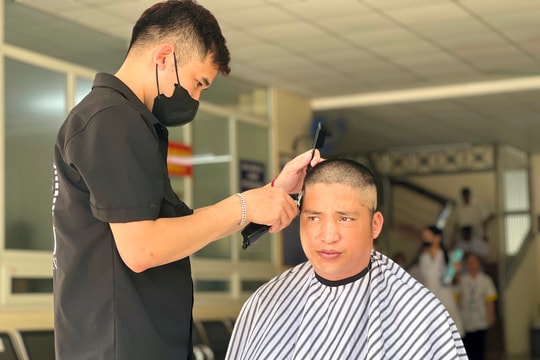 Một salon tóc ở Gia Lộc cắt tóc miễn phí cho gần 1.500 người