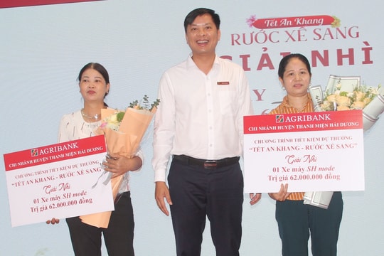 Hai khách hàng của Agribank chi nhánh Thanh Miện trúng thưởng xe máy SH Mode