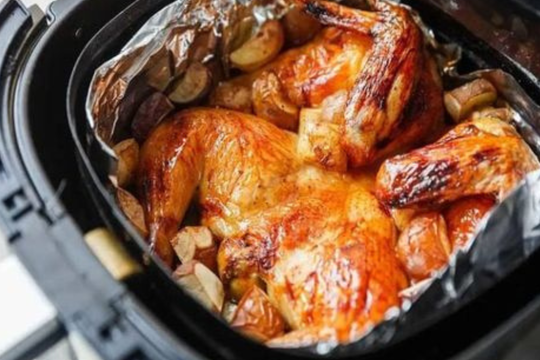 Lót giấy bạc trong nồi chiên không dầu có an toàn?
