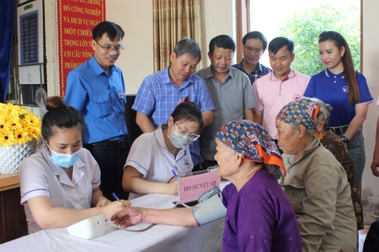 Thầy thuốc trẻ Hải Dương khám bệnh, phát thuốc miễn phí cho người dân xã Hồng Hưng (Gia Lộc)