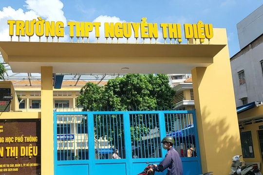 Cô giáo cho học sinh đánh bạn trước lớp bị đình chỉ dạy