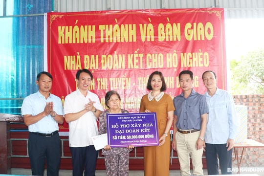 Một hộ nghèo ở xã Hiệp Cát (Nam Sách) được tặng nhà "đại đoàn kết"