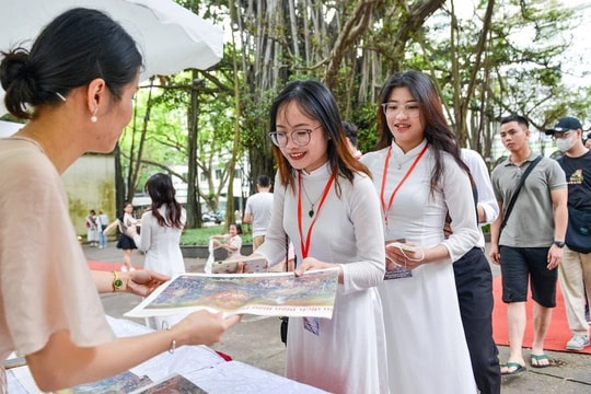Báo Nhân Dân tặng bạn đọc 100.000 bản phụ san tranh panorama "Chiến dịch Điện Biên Phủ"