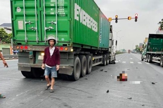 Ô tô đầu kéo vượt đèn đỏ tại ngã tư Cổ Dũng gây tai nạn, 1 người bị thương