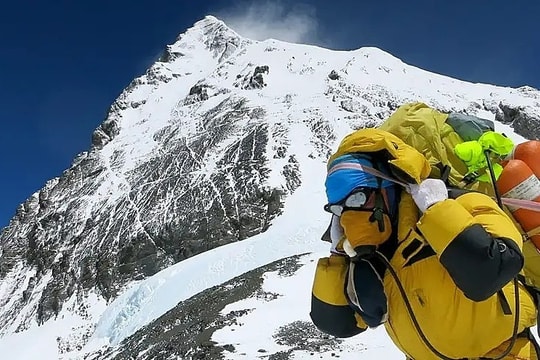 Lý do đỉnh Everest phát ra tiếng như rên rỉ trong đêm