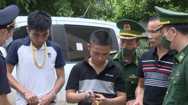 4 người đeo dây chuyền "khủng" để hợp thức vận chuyển vàng lậu